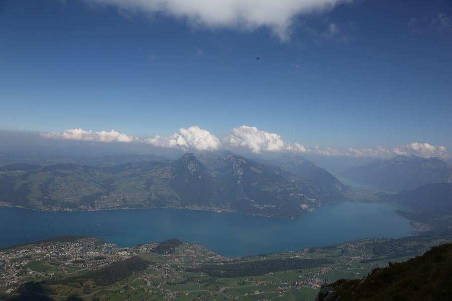 Vue sur le lac de Thoune, le lac de Brienz et Interlaken depuis les hauteurs alpines