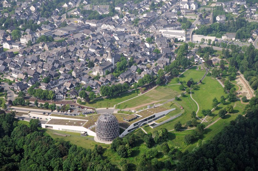 Vue aérienne du centre-ville de Winterberg avec l’église Saint-Jacques et l’Oversum