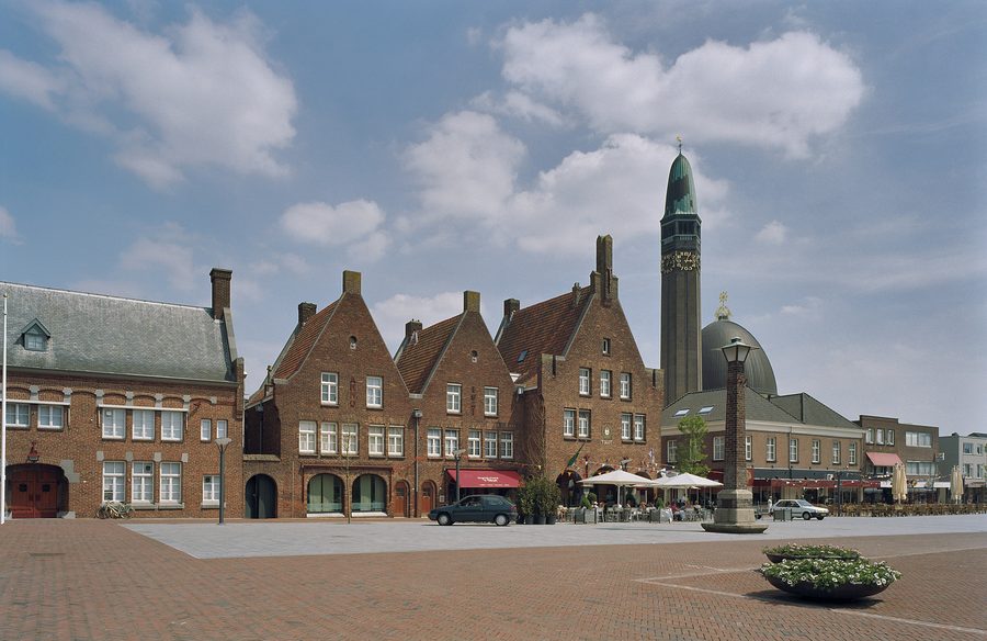 Ensemble historique de l’hôtel de ville sur la Raadhuisplein à Waalwijk avec la Sint Jan de Doperkerk en arrière-plan