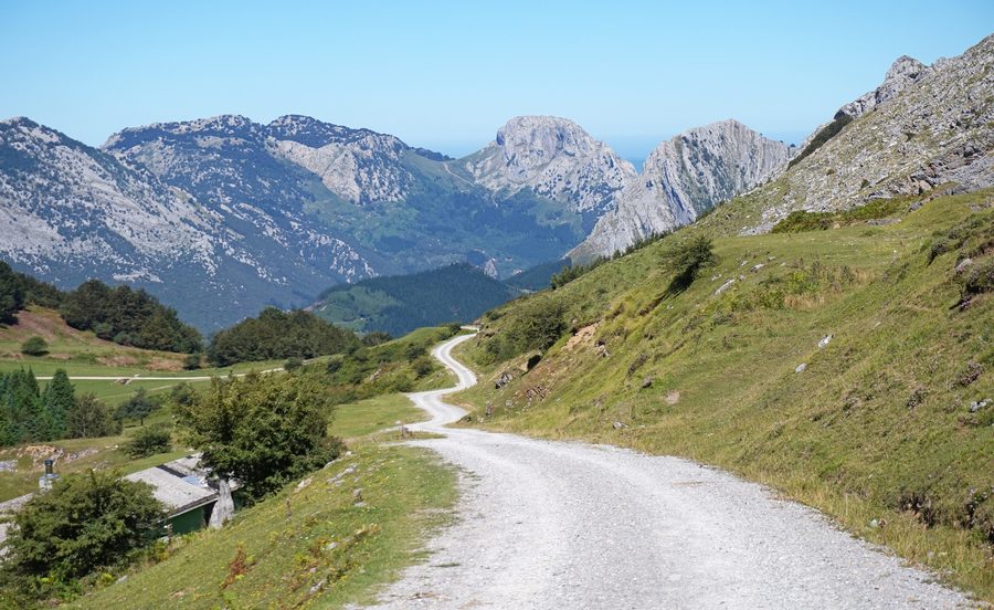 Route traversant le parc naturel d’Urkiola avec un paysage de montagne en arrière-plan
