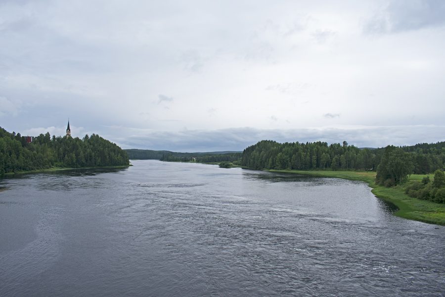 Vindelälven vue en aval du pont à Vindeln, comté de Västerbotten, Suède