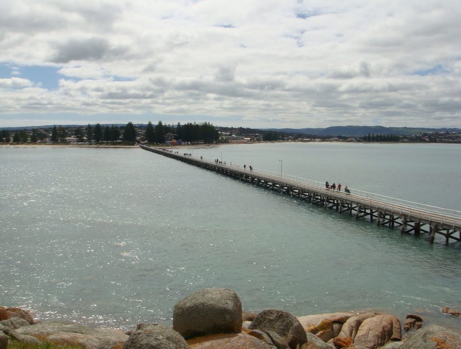 Granite Island avec la chaussée vers Victor Harbor