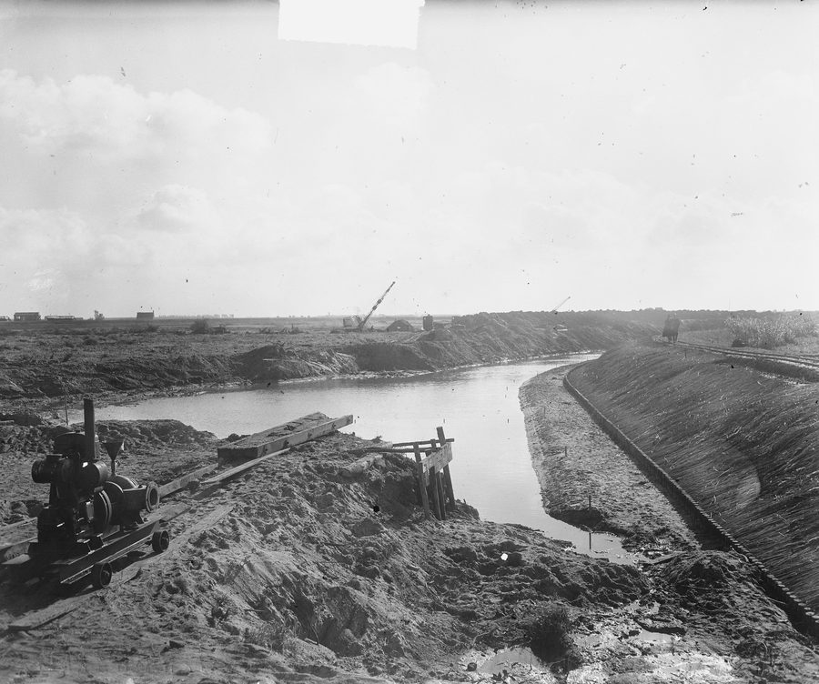 Photo historique du port de Werkendam en construction lors de l’assèchement du Biesbosch