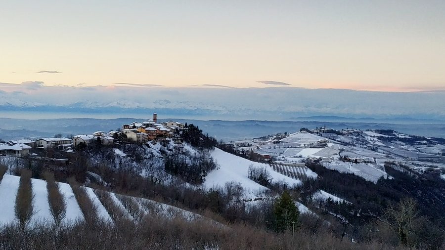 Vue de Montelupo Albese dans le Piémont