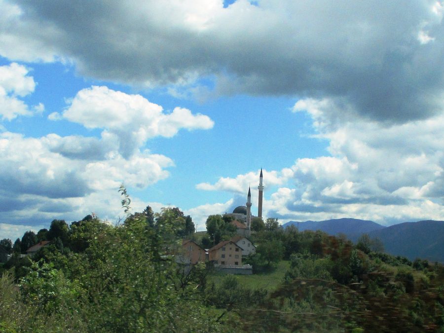 Panorama du village d’Izačić dans la commune de Bihać avec deux mosquées