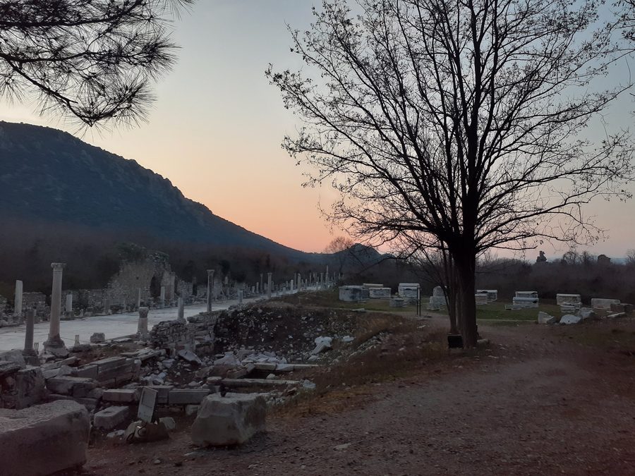 Ruines d’Éphèse dans la mer Égée turque au coucher du soleil