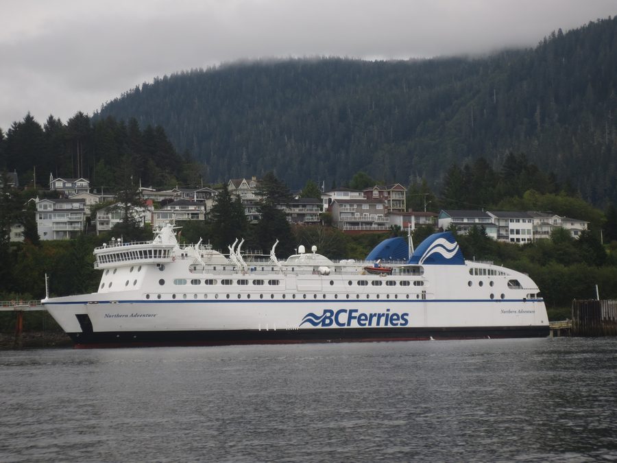 Un ferry amarré au terminal ferry de Prince Rupert.