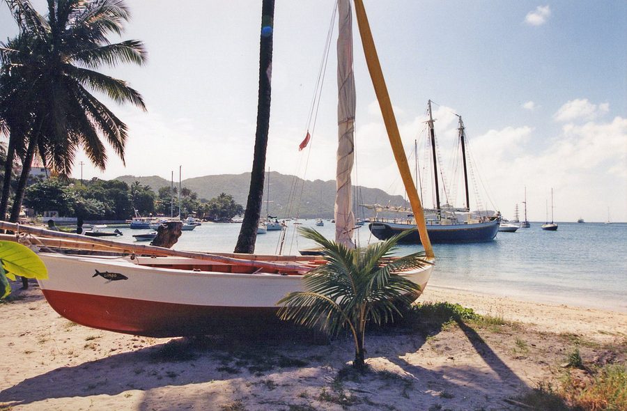 Admiralty Bay à Port Elizabeth sur Bequia avec des bateaux et des pentes verdoyantes
