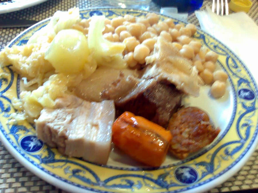 Cocido madrileño servi comme plat mijoté espagnol.