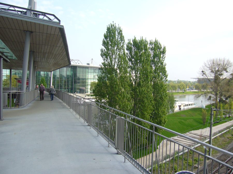 Pont au-dessus du canal Mittelland vers l’Autostadt de Wolfsburg