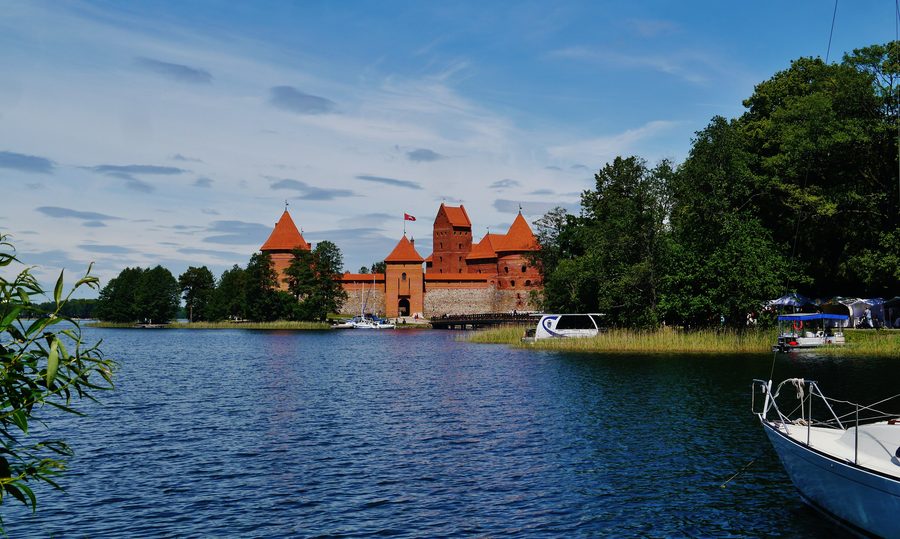 Le château insulaire de Trakai surgissant de l’eau à Trakai, en Lituanie.