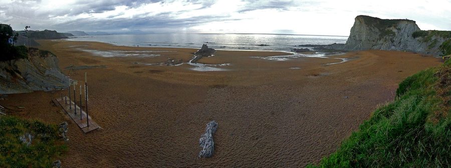 Panorama des plages d’Arrietara et d’Atxabiribil à Sopelana, au Pays basque