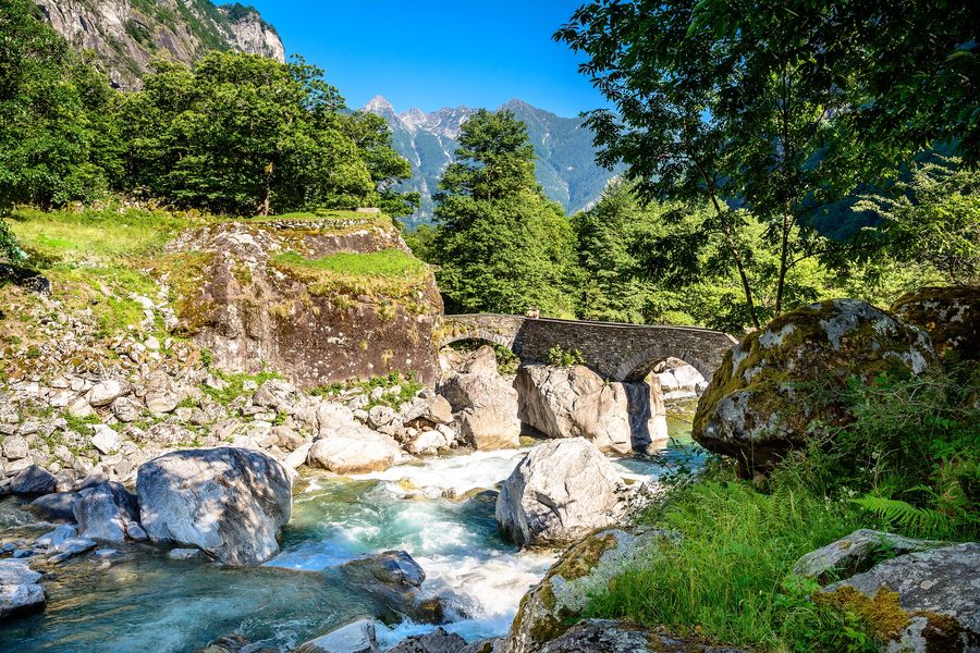 Vieux pont de Fontana sur la Bavona dans la Valle Maggia