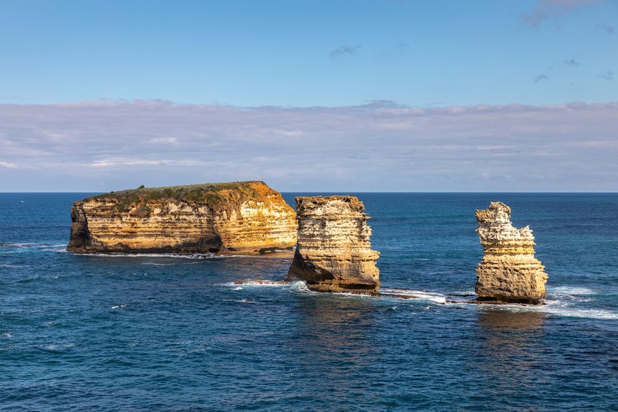 Falaises maritimes calcaires abruptes à Port Campbell National Park sur la Great Ocean Road.