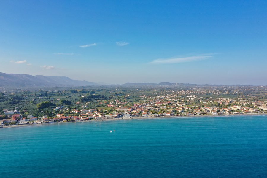 Baie de Laganas Beach à Zakynthos avec plage de sable et côte