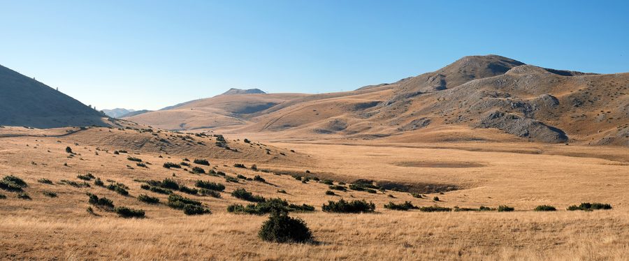 Lac de Mavrovo et montagnes à Mavrovo et Rostuša