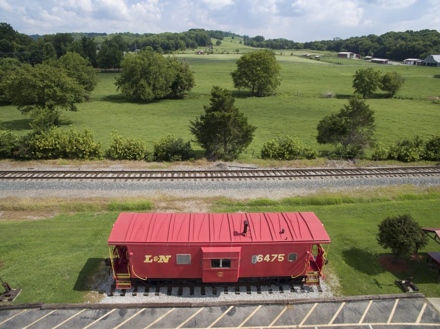 Vue aérienne du caboose et de Preservation Park à Thompson's Station, Tennessee