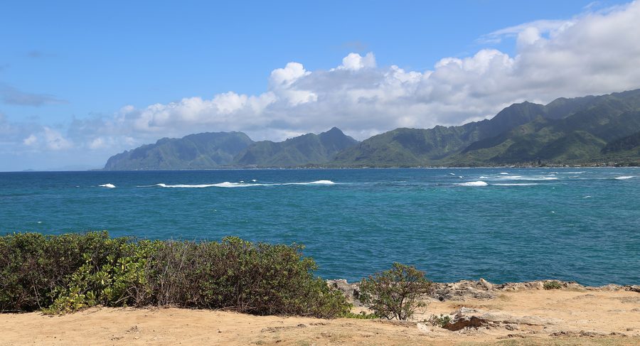 Vue vers le sud depuis Laie Point jusqu'à Ka'a'awa sur la côte au vent d'Oahu
