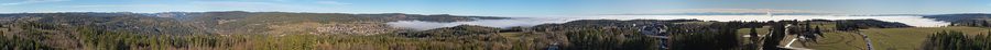 Vue panoramique depuis la tour Rothaus-Zäpfle sur le sud de la Forêt-Noire jusqu’aux Alpes
