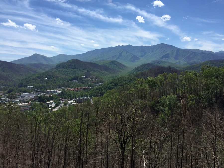 Vue de la partie ouest de Gatlinburg et de Mount Le Conte depuis le Gatlinburg Bypass