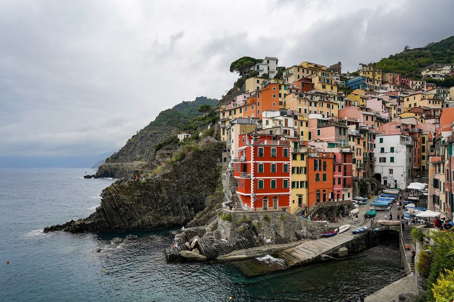 Village de Riomaggiore et son port sur la côte des Cinque Terre en Ligurie.