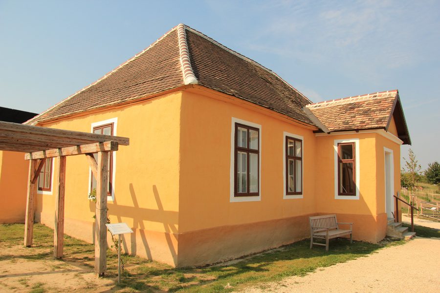 Vue du village-musée de Niedersulz dans le Weinviertel