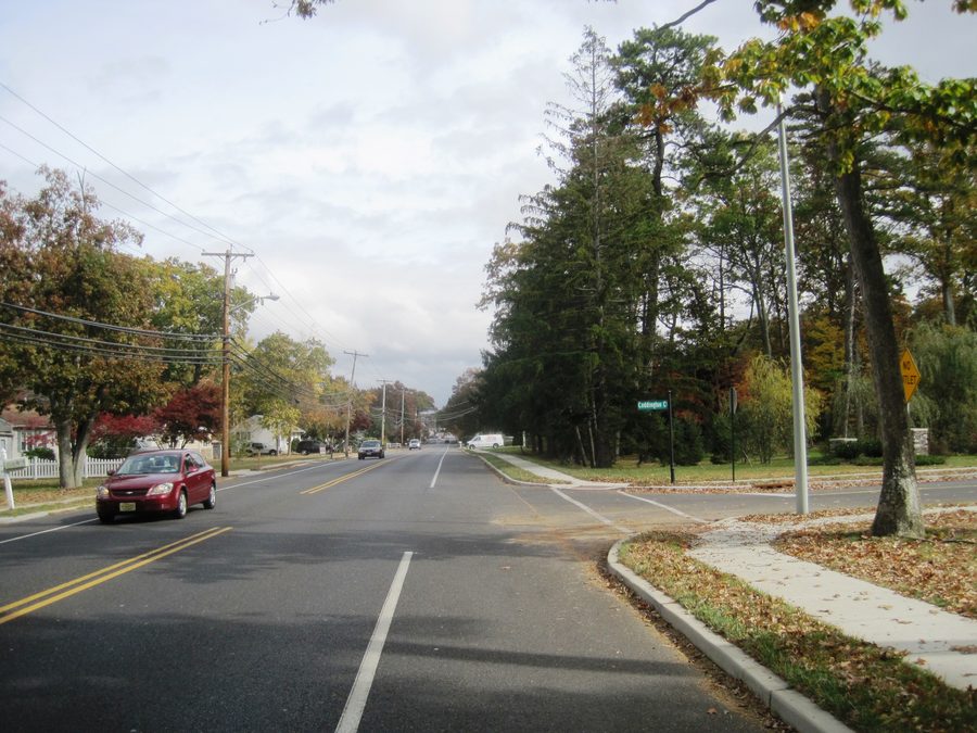 Vue de la route à Land of Pines, une communauté non incorporée au sein du township de Howell, New Jersey