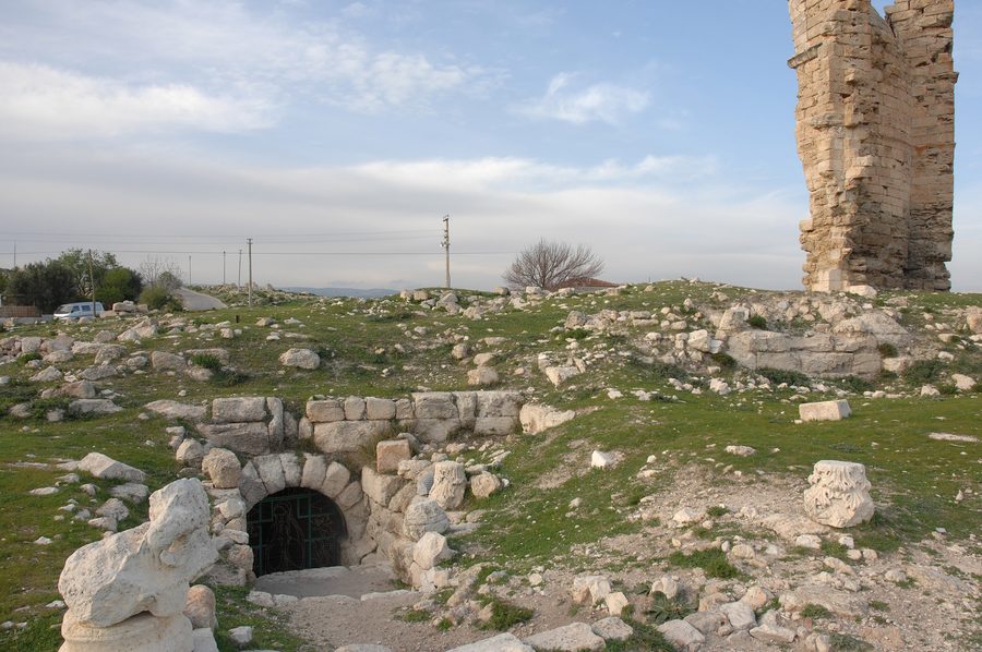 Abside de la basilique en ruine et entrée de l’église troglodyte à Silifke Aya Tekla