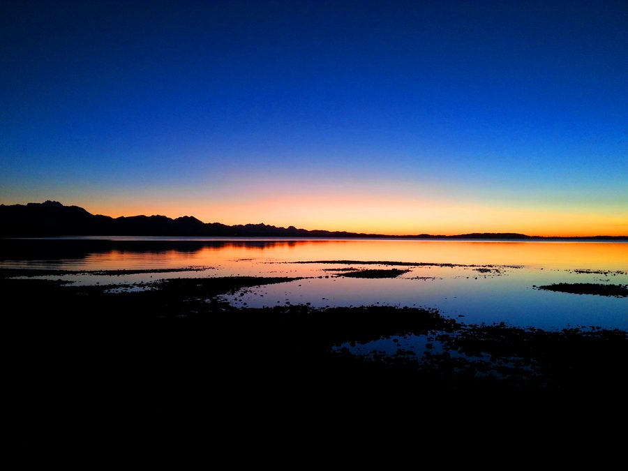 Vue aérienne nocturne du Chiemsee près de Stöttham, non loin de Chieming, en Haute-Bavière