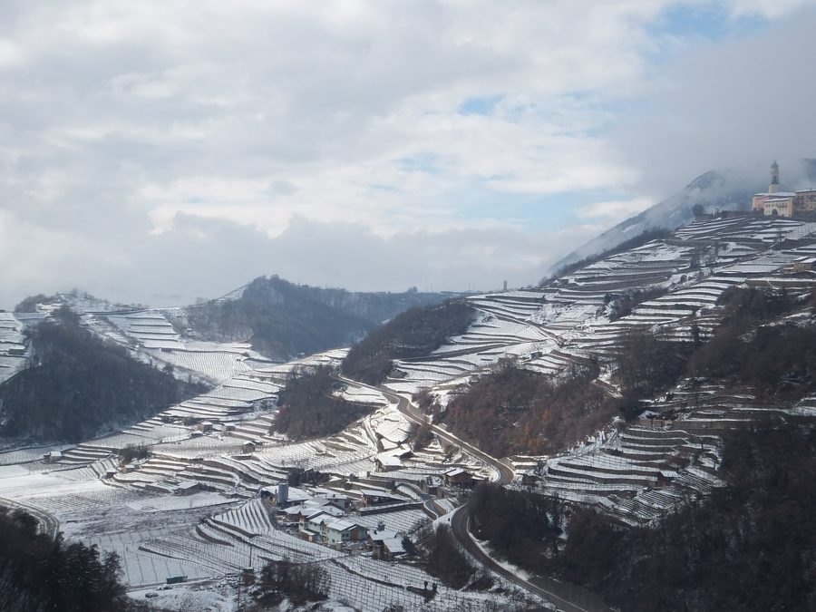 Vue hivernale de la vallée de Cembra avec Faver visible en haut à droite