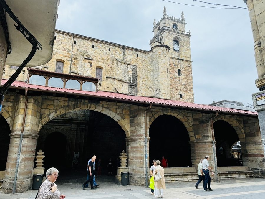 Façade sud de la basilique Santa María à Uribarri à Durango