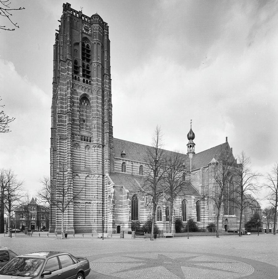 Vue d'ensemble de la façade sud avec le clocher de l'église Sint-Petrus à Oirschot