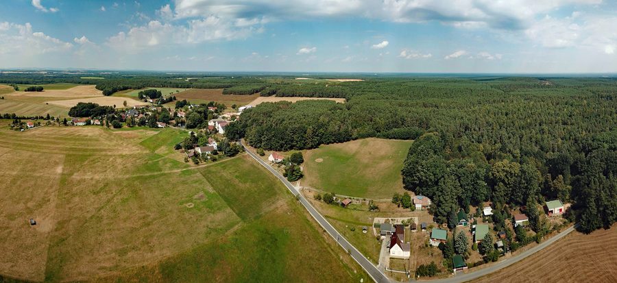 Vue aérienne de Luppedubrau, un quartier de la commune de Radibor en Saxe