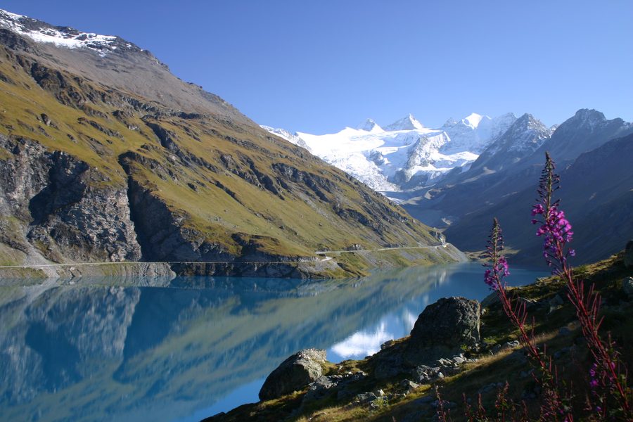 Lac de Moiry d’un bleu turquoise avec paysage de montagne et glacier de Moiry en arrière-plan