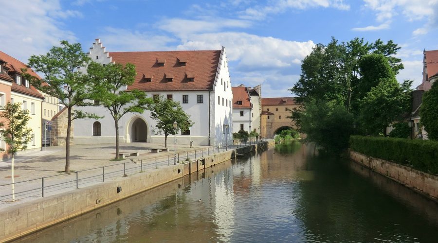 Promenade de la Vils à Amberg avec l’ancien arsenal de l’électeur