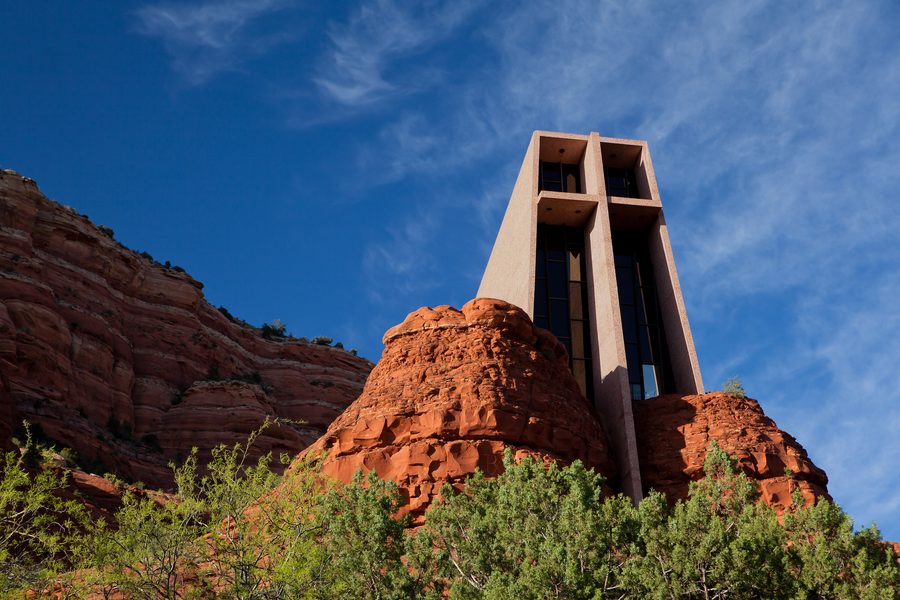 Chapel of the Holy Cross s’élevant des roches rouges à Sedona, Arizona