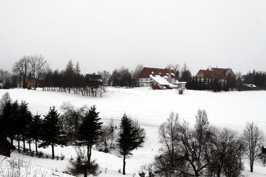 Vue du village de Nové Město près de Moldava, en bordure des monts Métallifères.