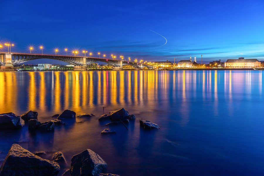 Vue sur le Rhin en direction de Mayence avec le pont Theodor-Heuss