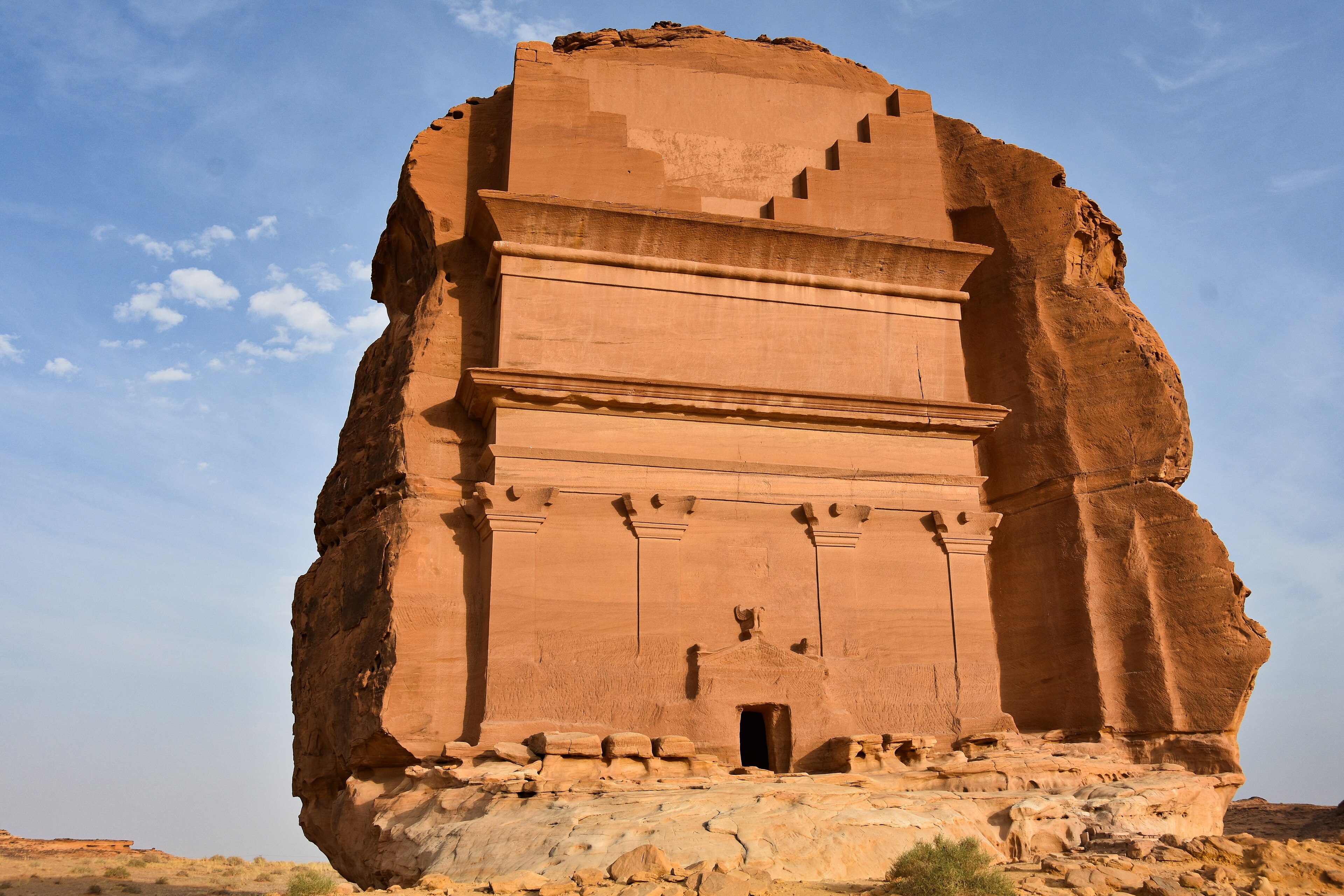 Tombeau nabatéen indépendant, taillé dans un rocher de grès à Hegra