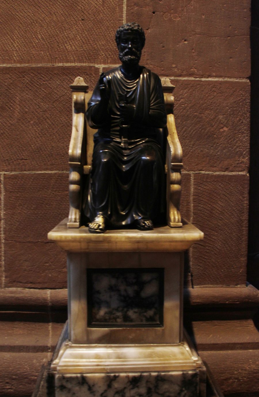 Cathédrale de Worms avec une statue de saint Pierre à Worms