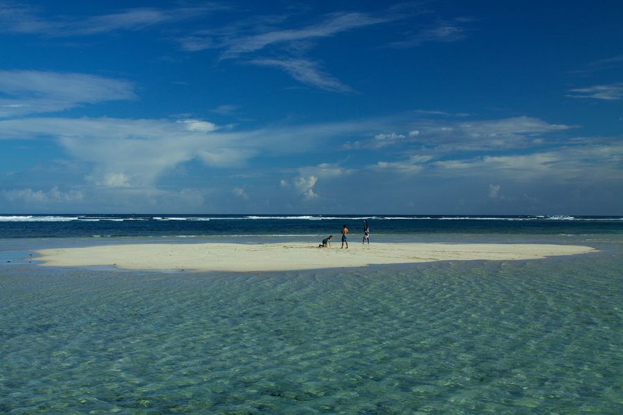 Banc de sable au sable clair dans le parc marin de Mombasa