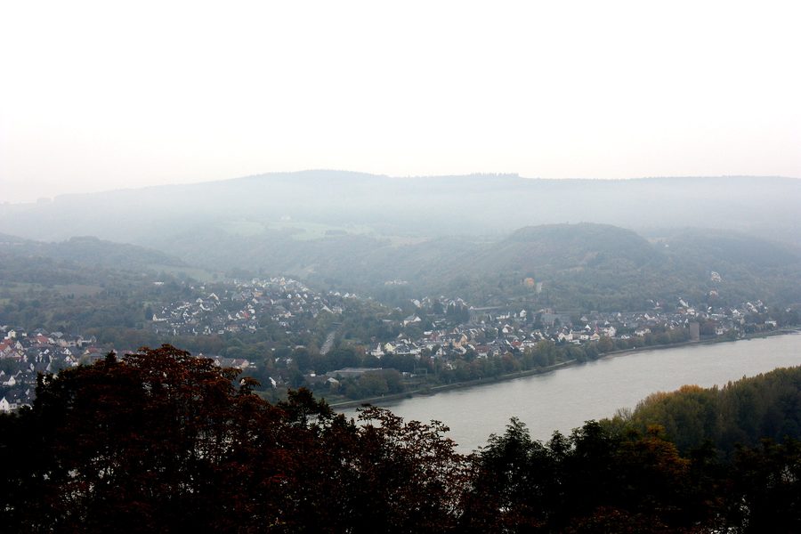 Vue de la Marksburg vers Rhens dans la vallée du Rhin