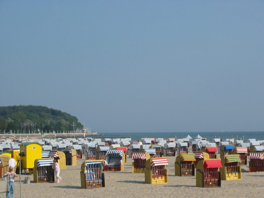Plage de Travemünde avec les typiques chaises de plage