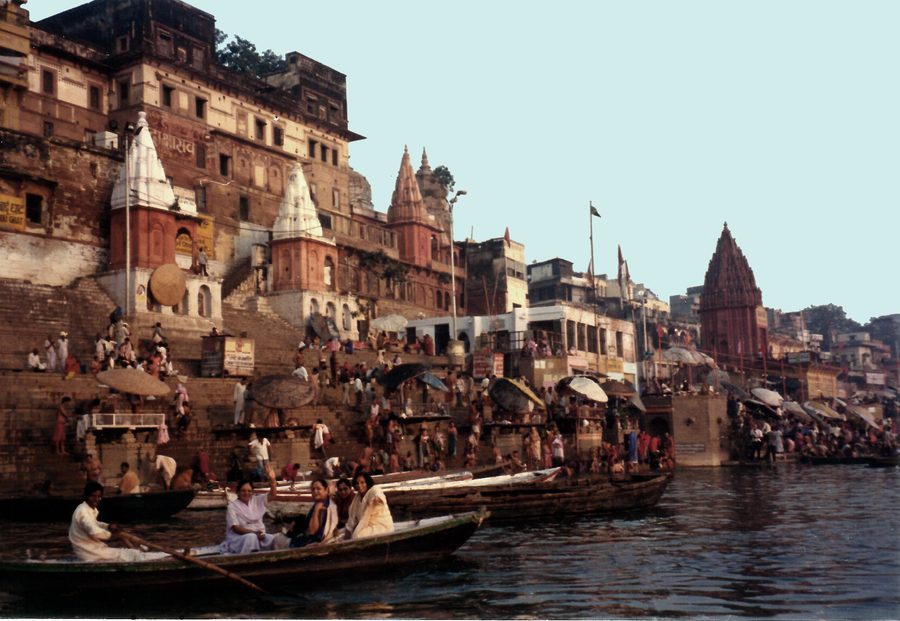 Le Gange à l’aube, au bord des ghats de Varanasi, avec des bateaux sur le fleuve.