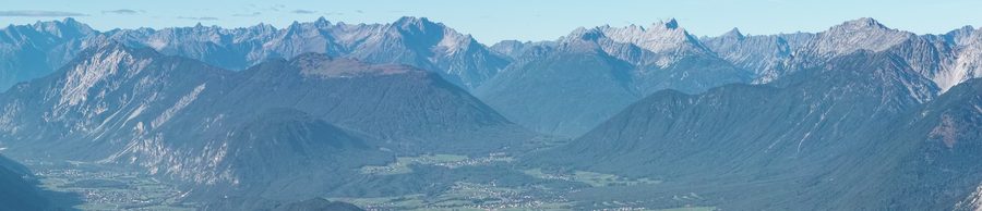 Vue panoramique sur Obsteig et le plateau de Mieming avec Tschirgant, Simmering et les Alpes de Lechtal