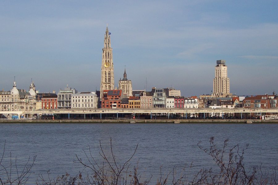 Le front de mer d’Anvers vu de l’autre rive de l’Escaut.