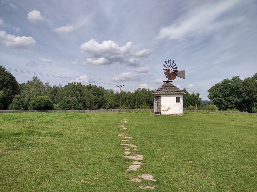 Moulin à vent dans le musée vivant en plein air de Jindřichovice pod Smrkem