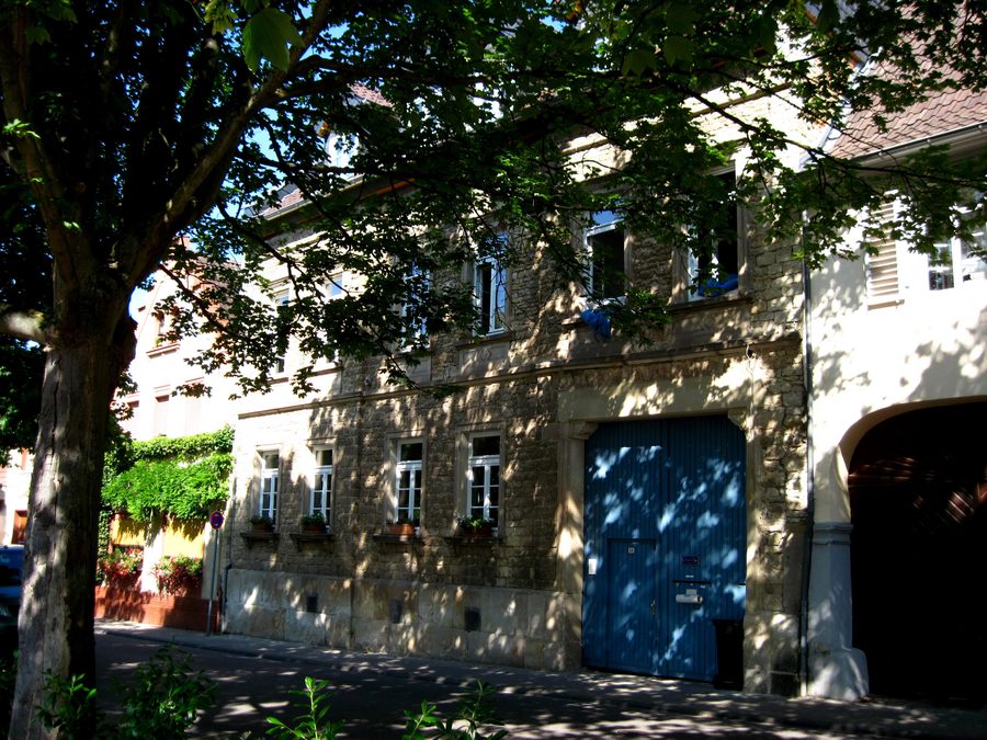 Ensemble historique sur la place du marché de Schwabenheim an der Selz avec église et bâtiments à colombages
