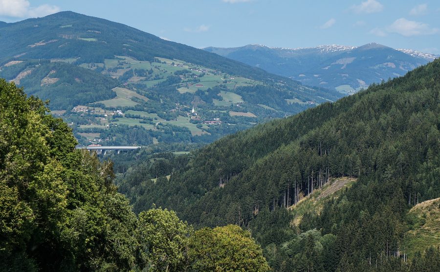 Oberallach dans la commune de Trebesing avec vue sur la vallée de la Lieser et le Katschberg enneigé