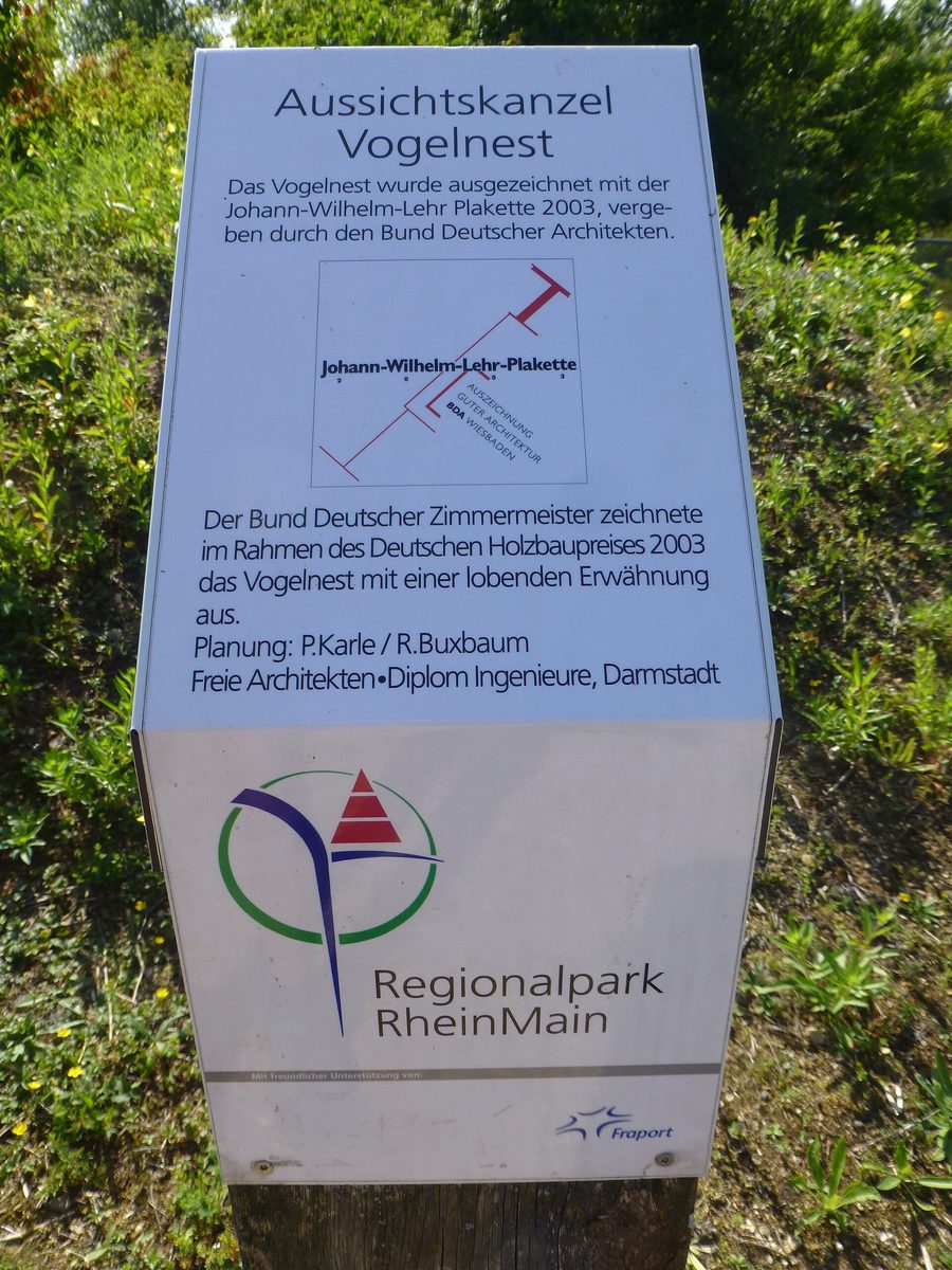 Belvédère Vogelnest avec panneau d'information du parc régional Rhein-Main
